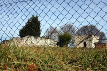 Resti delle fortificazioni sulla sommità del colle (foto di Alessandro Vecchi - 2012)